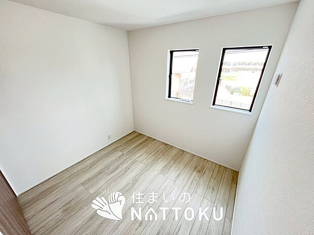 【現地写真（洋室）】木目の美しさを際立たせるシンプルデザインの建具を使用しています。