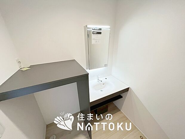 【洗面台・洗面所】鏡の両サイドは、必要なものを取出しやすく、大きな鏡面で朝の準備も快適。
使いやすいリフトアップ機能付きのシングルレバーシャワー水栓付です。
