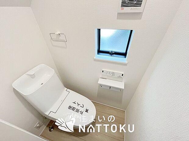 【トイレ】汚れてもサッとひと拭きでお手入れ簡単、エコ仕様の温水洗浄便座付きのトイレです。
バリアフリーにも配慮しています。
