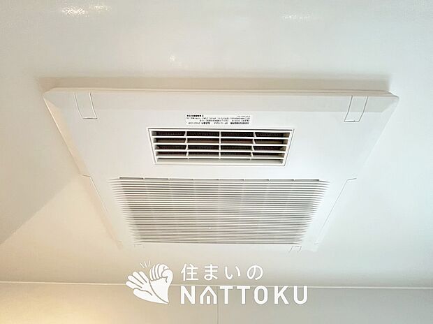 【浴室換気乾燥暖房機】予備暖房や衣類の乾燥に使用できる乾燥機を設置。
雨の日の洗濯物や、部屋干しの衣類等の乾燥に活躍します。
