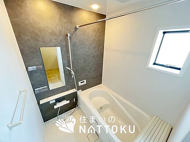 【現地写真（浴室）】浴室暖房乾燥機付き。１坪タイプで広々です。