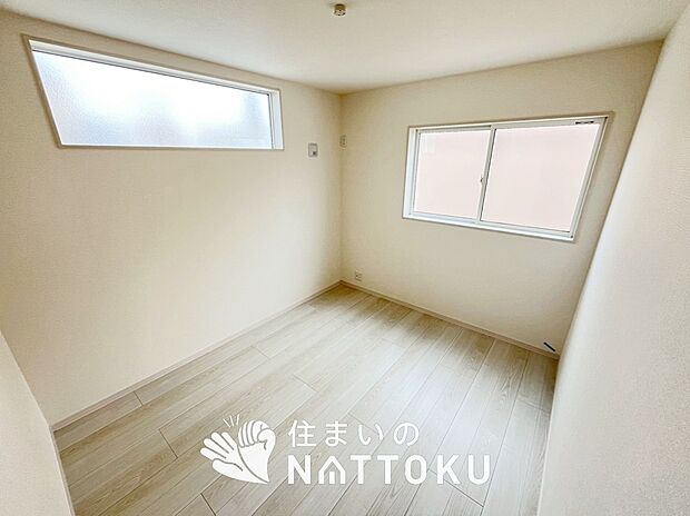 【現地写真（洋室）】木目の美しさを際立たせるシンプルデザインの建具を使用しています。