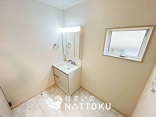 【洗面台・洗面所】鏡の両サイドは、必要なものを取出しやすく、大きな鏡面で朝の準備も快適。
使いやすいリフトアップ機能付きのシングルレバーシャワー水栓付です。
