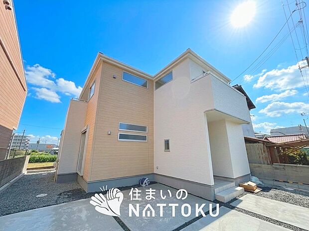 【現地写真（外観）】雨で汚れを落とし、耐久性・耐候性に優れた外壁を使用しています。