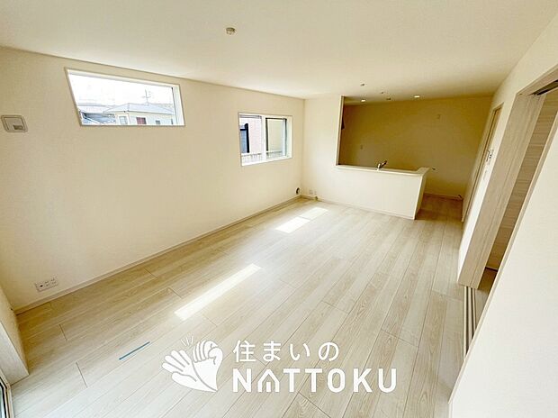 【現地写真（リビング）】フローリング材には、木目、色調など木材特有の風合いがあり、ナチュラルな美しさになっています。