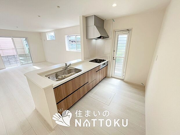 【現地写真（キッチン）】収納たっぷりのシステムキッチン、浄水器付水栓を標準装備しています。