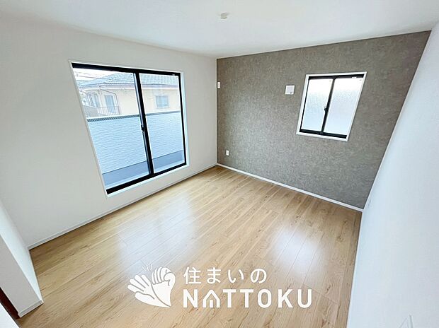【現地写真（寝室）】木目の美しさを際立たせるシンプルデザインの建具を使用しています。