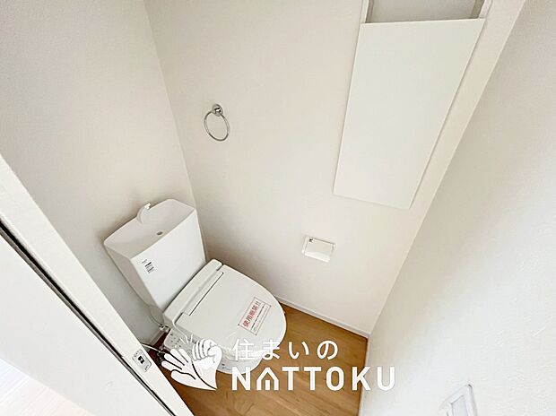 【トイレ】汚れてもサッとひと拭きでお手入れ簡単、エコ仕様の温水洗浄便座付きのトイレです。
バリアフリーにも配慮しています。
