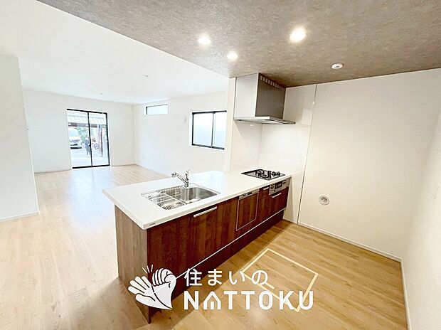 【現地写真（キッチン）】収納たっぷりのシステムキッチン、浄水器付水栓を標準装備しています。