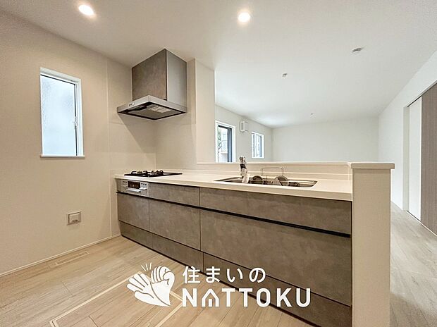 【現地写真（キッチン）】収納たっぷりのシステムキッチン、浄水器付水栓を標準装備しています。