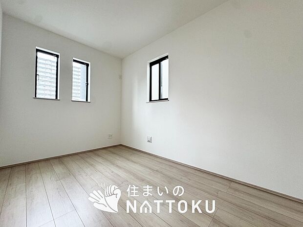 【現地写真(寝室)】木目の美しさを際立たせるシンプルデザインの建具を使用しています。