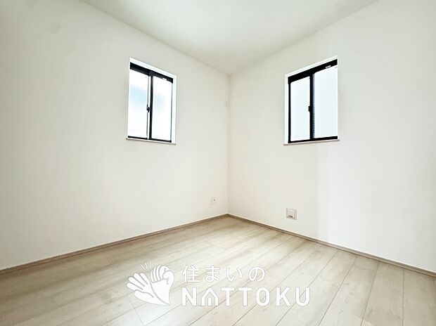 【現地写真(洋室)】木目の美しさを際立たせるシンプルデザインの建具を使用しています。