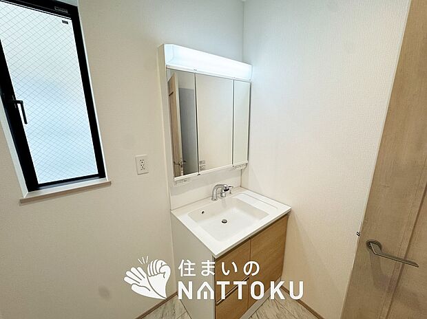 【洗面台・洗面所】鏡の両サイドは、必要なものを取出しやすく、大きな鏡面で朝の準備も快適。
使いやすいリフトアップ機能付きのシングルレバーシャワー水栓付です。