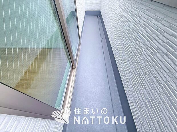 【バルコニー】奥行きが広く、洗濯物をゆったりと干せる十分な広さで、家族の洗濯も捗ります。