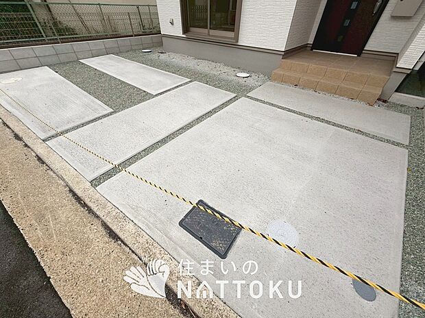 【現地写真（駐車場）】駐車スペースが広く、運転が苦手な方も安心です。