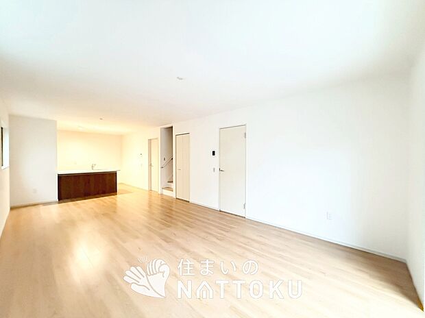 【現地写真（リビング）】フローリング材には、木目、色調など木材特有の風合いがあり、ナチュラルな美しさになっています。