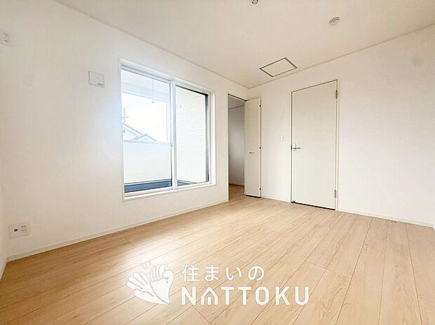 【現地写真(寝室)】木目の美しさを際立たせるシンプルデザインの建具を使用しています。