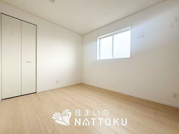 【現地写真(洋室)】木目の美しさを際立たせるシンプルデザインの建具を使用しています。