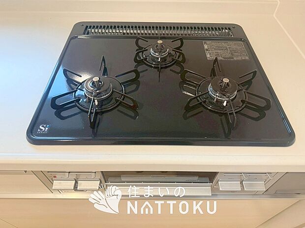 【ビルトインコンロ】フラットな構造で清掃性が高く、過熱防止センサー付3口タイプで日頃の家事も快適です。