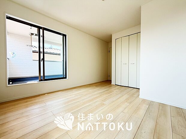 【現地写真（洋室）】木目の美しさを際立たせるシンプルデザインの建具を使用しています。