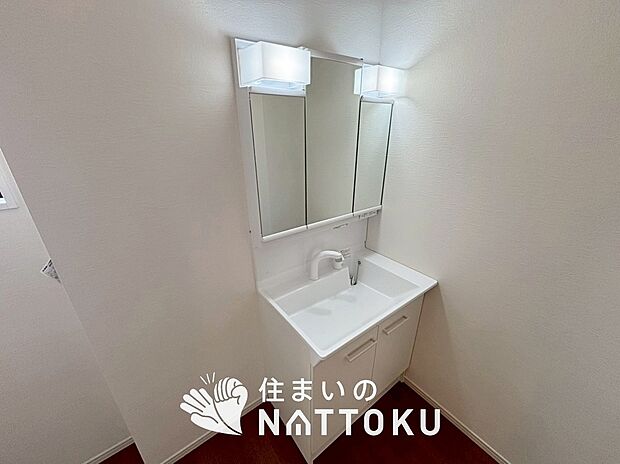 【洗面台・洗面所】鏡の両サイドは、必要なものを取出しやすく、大きな鏡面で朝の準備も快適。
使いやすいリフトアップ機能付きのシングルレバーシャワー水栓付です。
