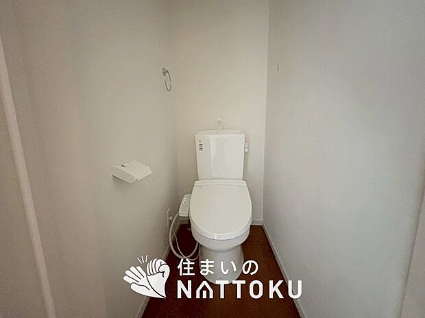 【トイレ】汚れてもサッとひと拭きでお手入れ簡単、エコ仕様の温水洗浄便座付きのトイレです。
バリアフリーにも配慮しています。
