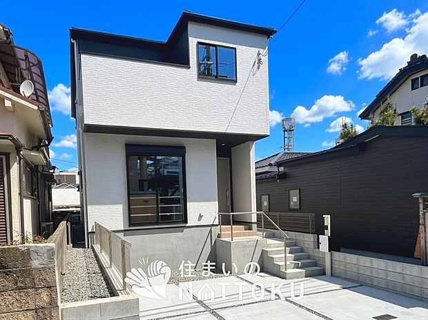 【現地写真（外観）】軽くて火災に強い屋根材を採用し、地震時の建物への負担や揺れを軽減しています。