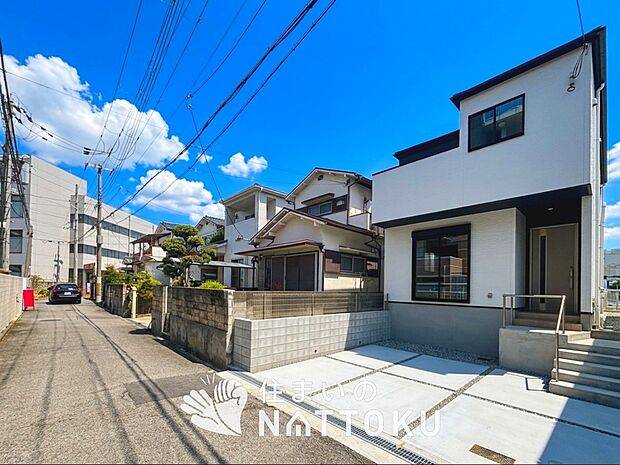 【現地写真（前道含む外観）】断熱性、気密性を高める工夫で一年中ずっと心地よく暮らせる、高気密・高断熱です。