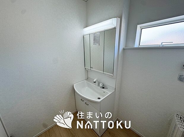 【洗面台・洗面所】鏡の両サイドは、必要なものを取出しやすく、大きな鏡面で朝の準備も快適。
使いやすいリフトアップ機能付きのシングルレバーシャワー水栓付です。
