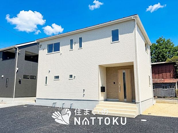 【現地写真（外観）【２号地】】軽くて火災に強い屋根材を採用し、地震時の建物への負担や揺れを軽減しています。