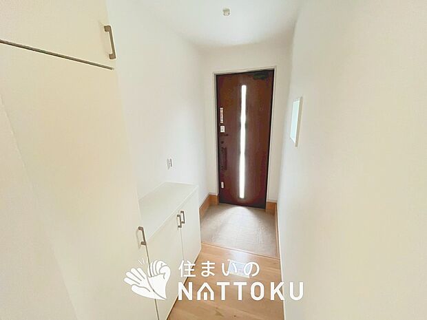 【現地写真（玄関）】玄関には、大型のシューズ収納を設置しています。