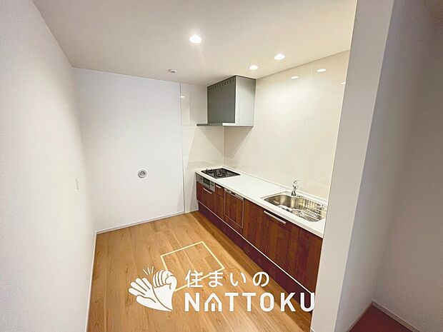 【現地写真（キッチン）】収納たっぷりのシステムキッチン、浄水器付水栓を標準装備しています。