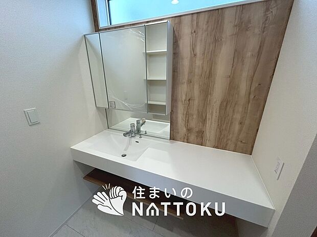 【洗面台・洗面所】鏡の両サイドは、必要なものを取出しやすく、大きな鏡面で朝の準備も快適。
使いやすいリフトアップ機能付きのシングルレバーシャワー水栓付です。
