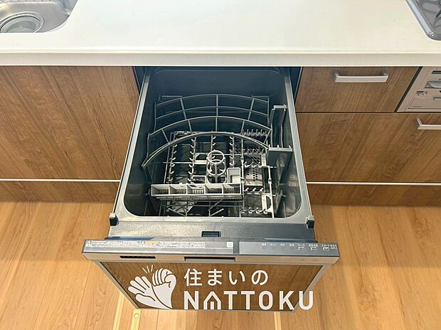 【食器洗い乾燥機】食後の時間にゆとりを与えてくれる食器洗い乾燥機。
操作ボタンも上面にあるので、腰をかがめずに操作ができラクラクです。
