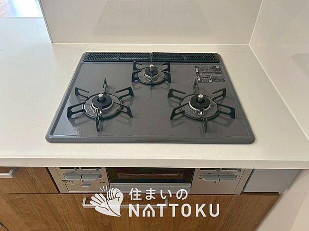 【ビルトインコンロ】フラットな構造で清掃性が高く、過熱防止センサー付３口タイプで日頃の家事も快適です。