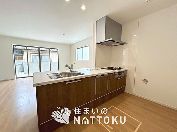 【現地写真（キッチン）】収納たっぷりのシステムキッチン、浄水器付水栓を標準装備しています。