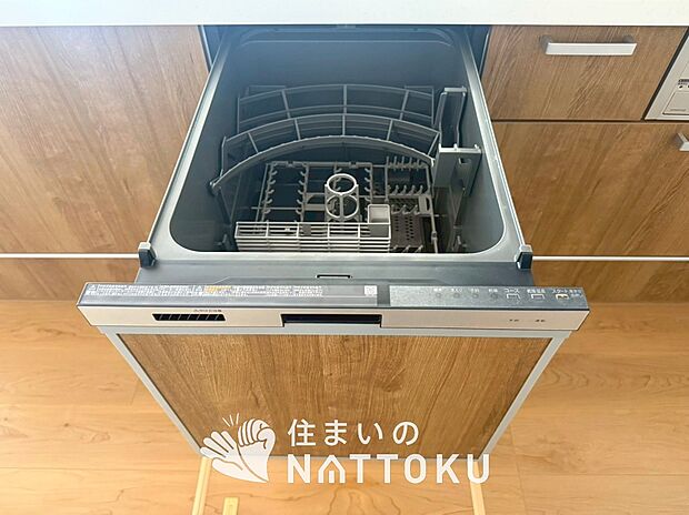 【食器洗い乾燥機】食後の時間にゆとりを与えてくれる食器洗い乾燥機。
操作ボタンも上面にあるので、腰をかがめずに操作ができラクラクです。
