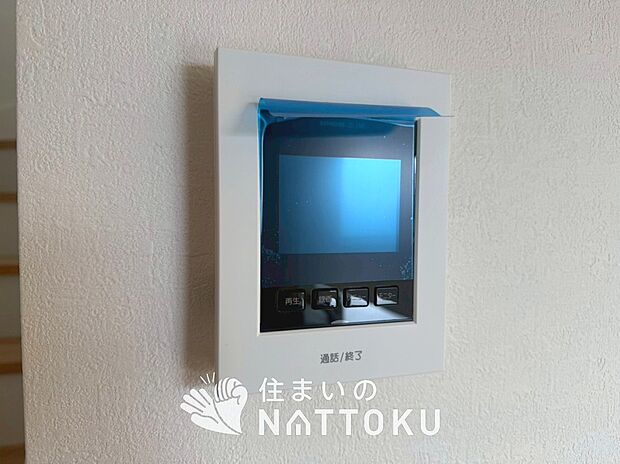 【TVモニター付インターホン】来訪者を画像と音声で確認できる、防犯性に優れた安心のシステム。
スッキリしたデザインで、誰でも簡単に操作できます。