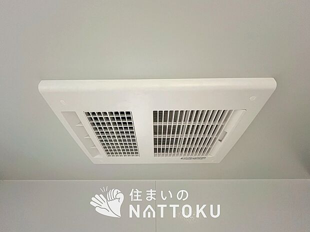 【浴室換気乾燥暖房機】寒い冬場はあたたかく、暑い夏場は扇風機のような心地よさです。
雨の日は、浴室が衣類乾燥スペースになります。
