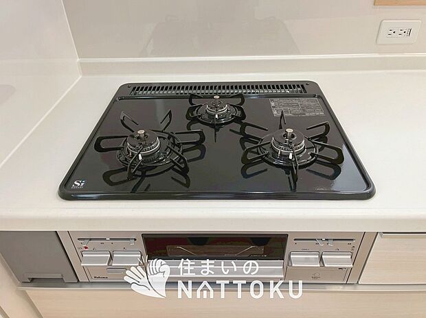 【ビルトインコンロ】フラットな構造で清掃性が高く、過熱防止センサー付３口タイプで日頃の家事も快適です。