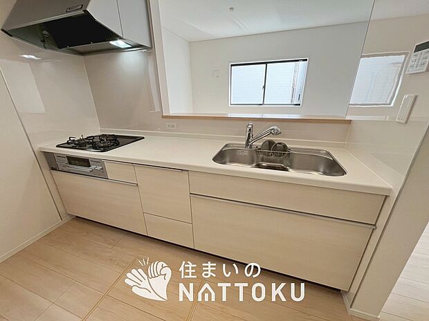 【現地写真（キッチン）】収納たっぷりのシステムキッチン、浄水器付水栓を標準装備しています。