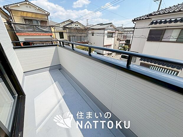 【バルコニー】奥行きが広く、洗濯物をゆったりと干せる十分な広さで、家族の洗濯も捗ります。