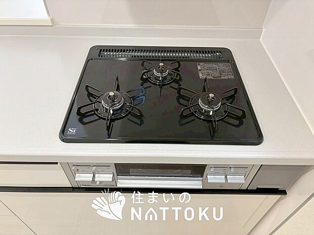 【ビルトインコンロ】フラットな構造で清掃性が高く、過熱防止センサー付３口タイプで日頃の家事も快適です。