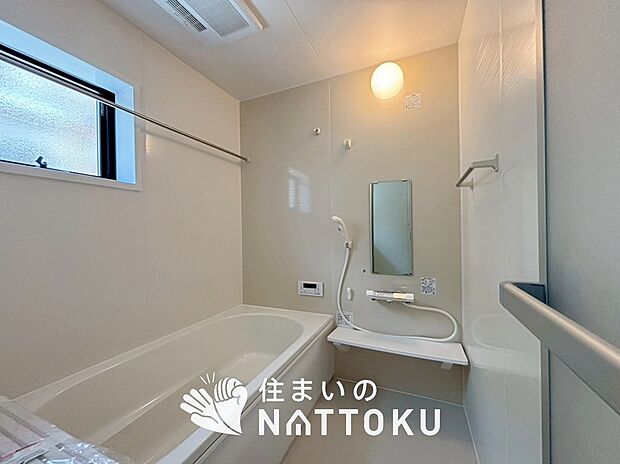 【現地写真（浴室）】浴室暖房乾燥機付き。１坪タイプで広々です。