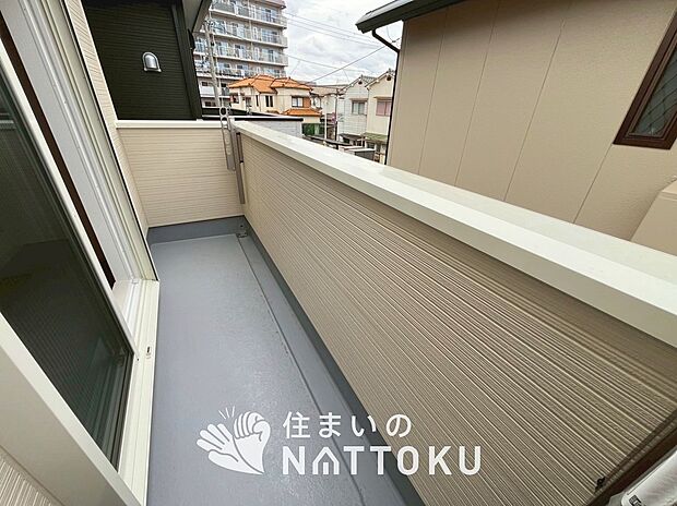【バルコニー】奥行きが広く、洗濯物をゆったりと干せる十分な広さで、家族の洗濯も捗ります。