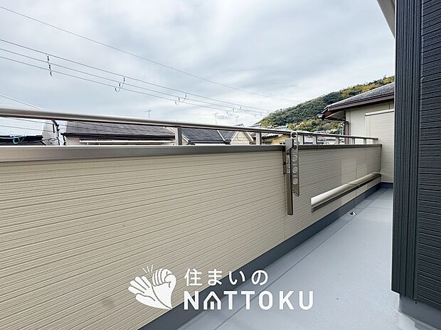 【バルコニー】奥行きが広く、洗濯物をゆったりと干せる十分な広さで、家族の洗濯も捗ります。