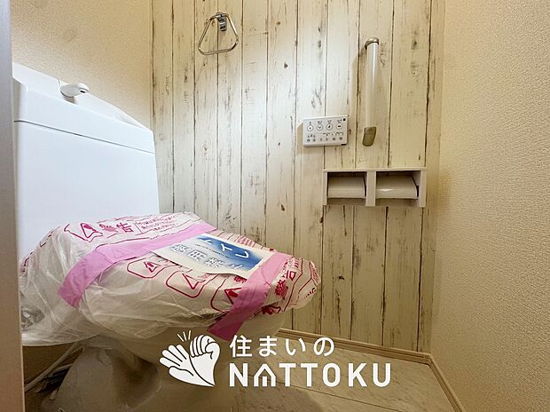 【トイレ】汚れてもサッとひと拭きでお手入れ簡単、エコ仕様の温水洗浄便座付きのトイレです。
バリアフリーにも配慮しています。