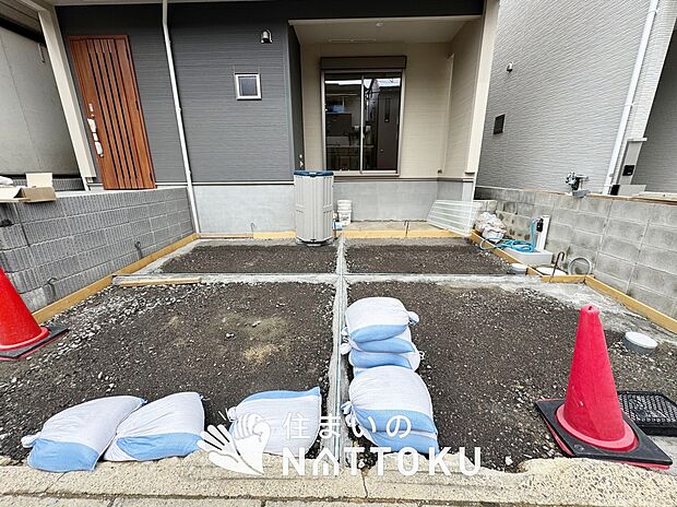 【現地写真(駐車場)】駐車スペースが広く、運転が苦手な方も安心です。