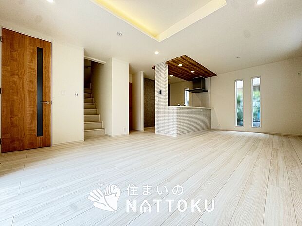 【現地写真(リビング)】フローリング材には、木目、色調など木材特有の風合いがあり、ナチュラルな美しさになっています。