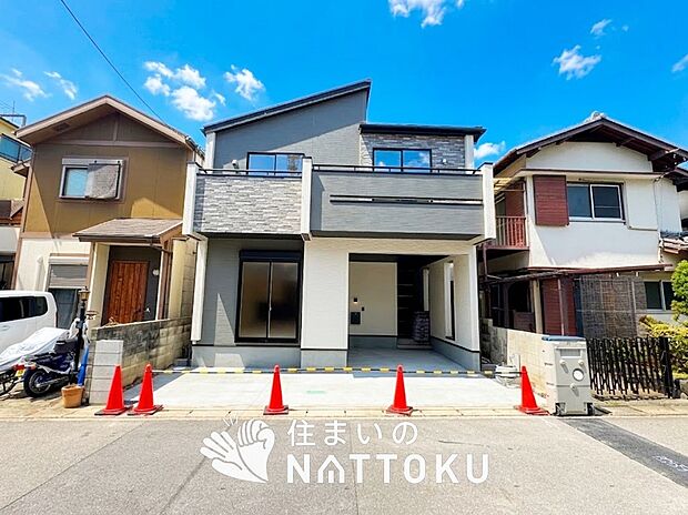 【現地写真(前道含む外観)】軽くて火災に強い屋根材を採用し、地震時の建物への負担や揺れを軽減しています。